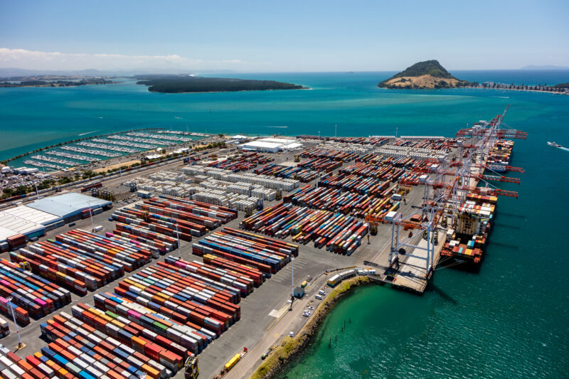 Kalmar has secured a large order from long-term customer the Port of Tauranga in New Zealand for six Kalmar hybrid straddle carriers and one Kalmar electric straddle carrier.