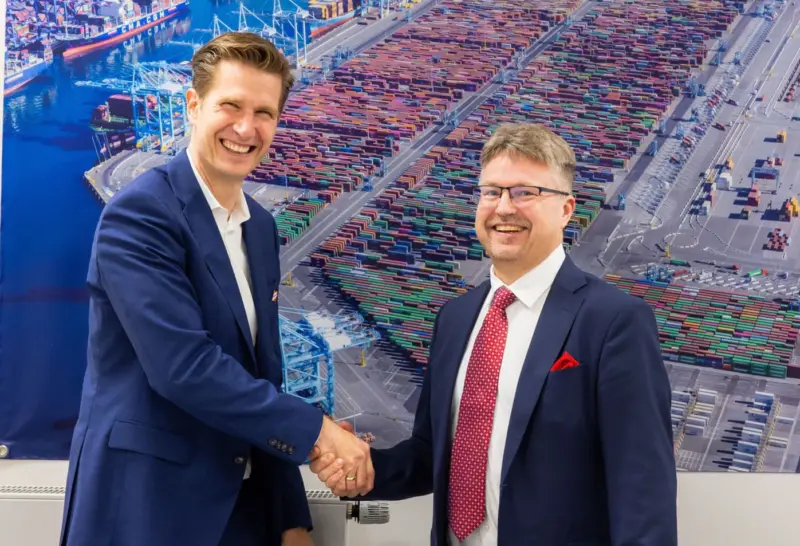 olaf-gelhausen-coo-of-apm-terminals-and-sami-niiranen-president-and-ceo-of-kalmar.-
